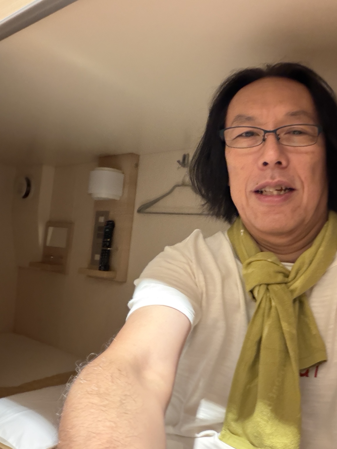 フェリーの客室に入った荒川とおる
