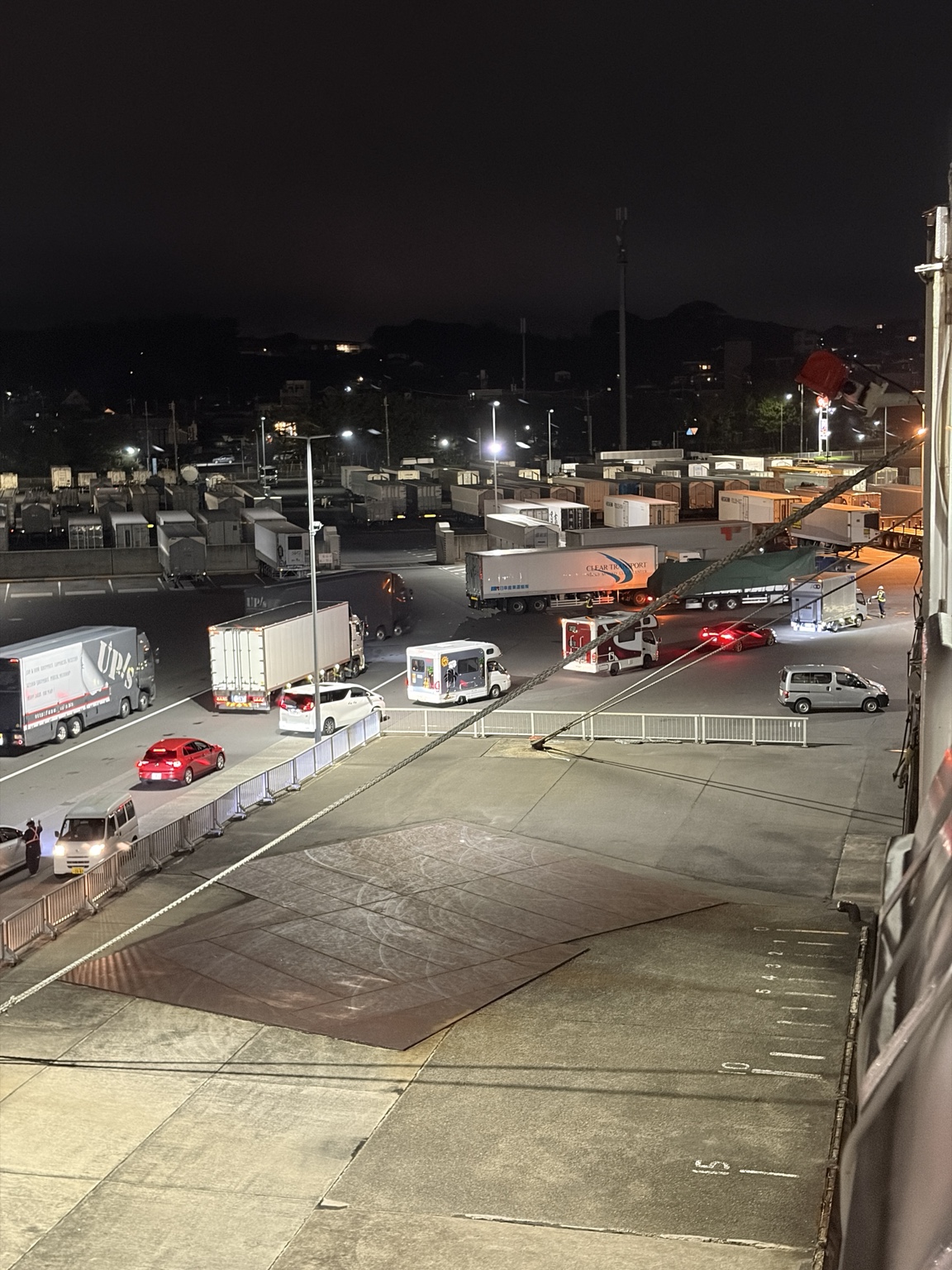 乗船したフェリーから見た夜の大洗港