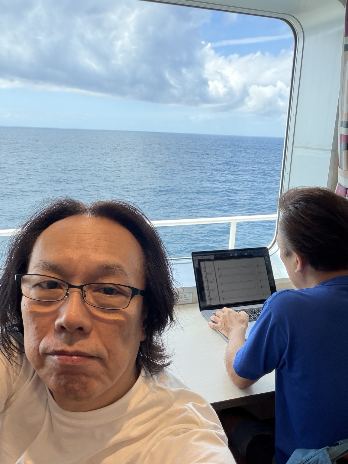 フェリーの窓から海を眺めながら日記を書く朝