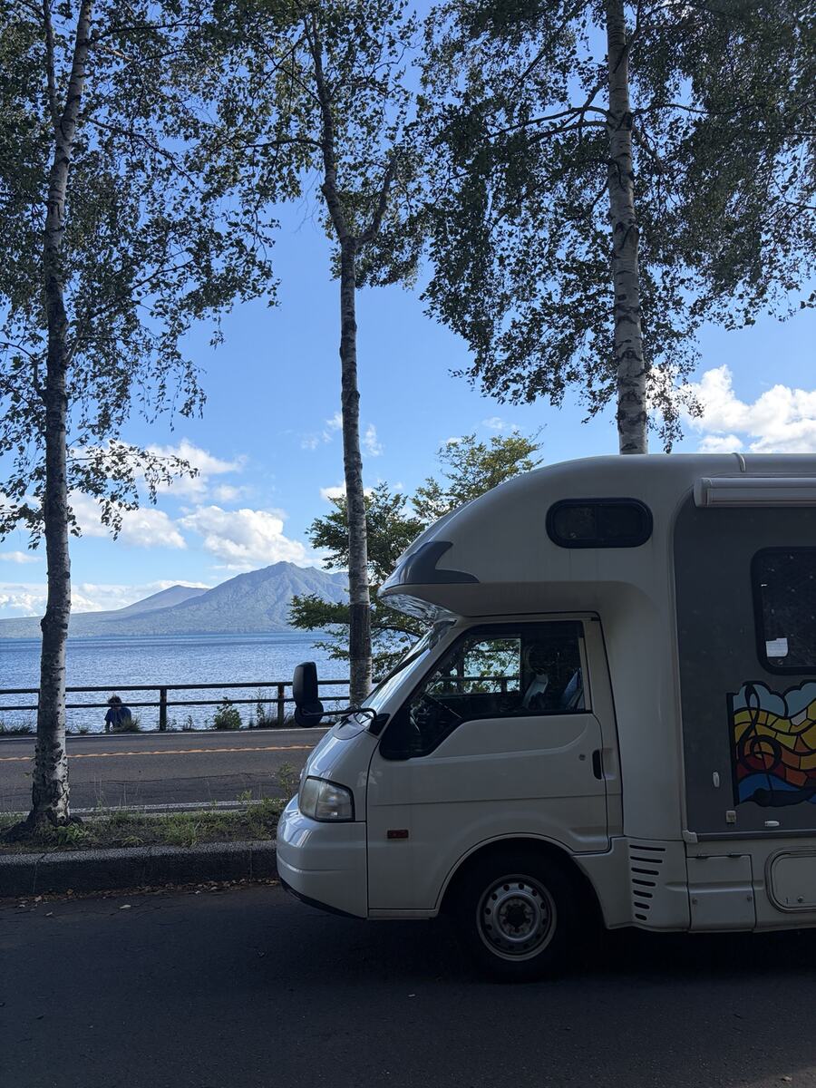 支笏湖畔に停めたキャンピングカー