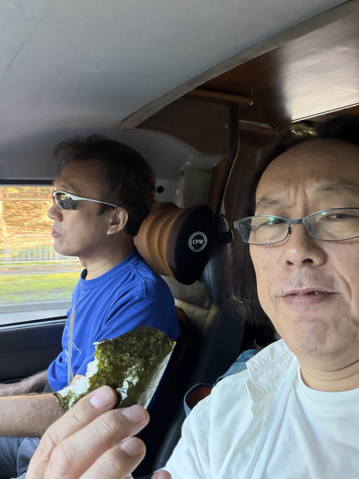 支笏湖を眺めながら走るキャンピングカーからの景色