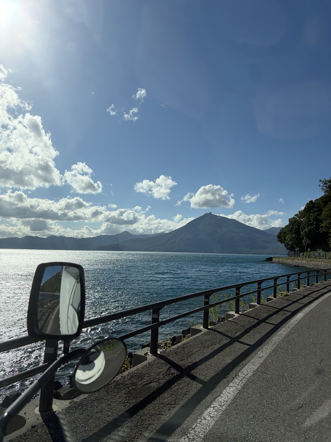青空の下に広がる支笏湖と山々
