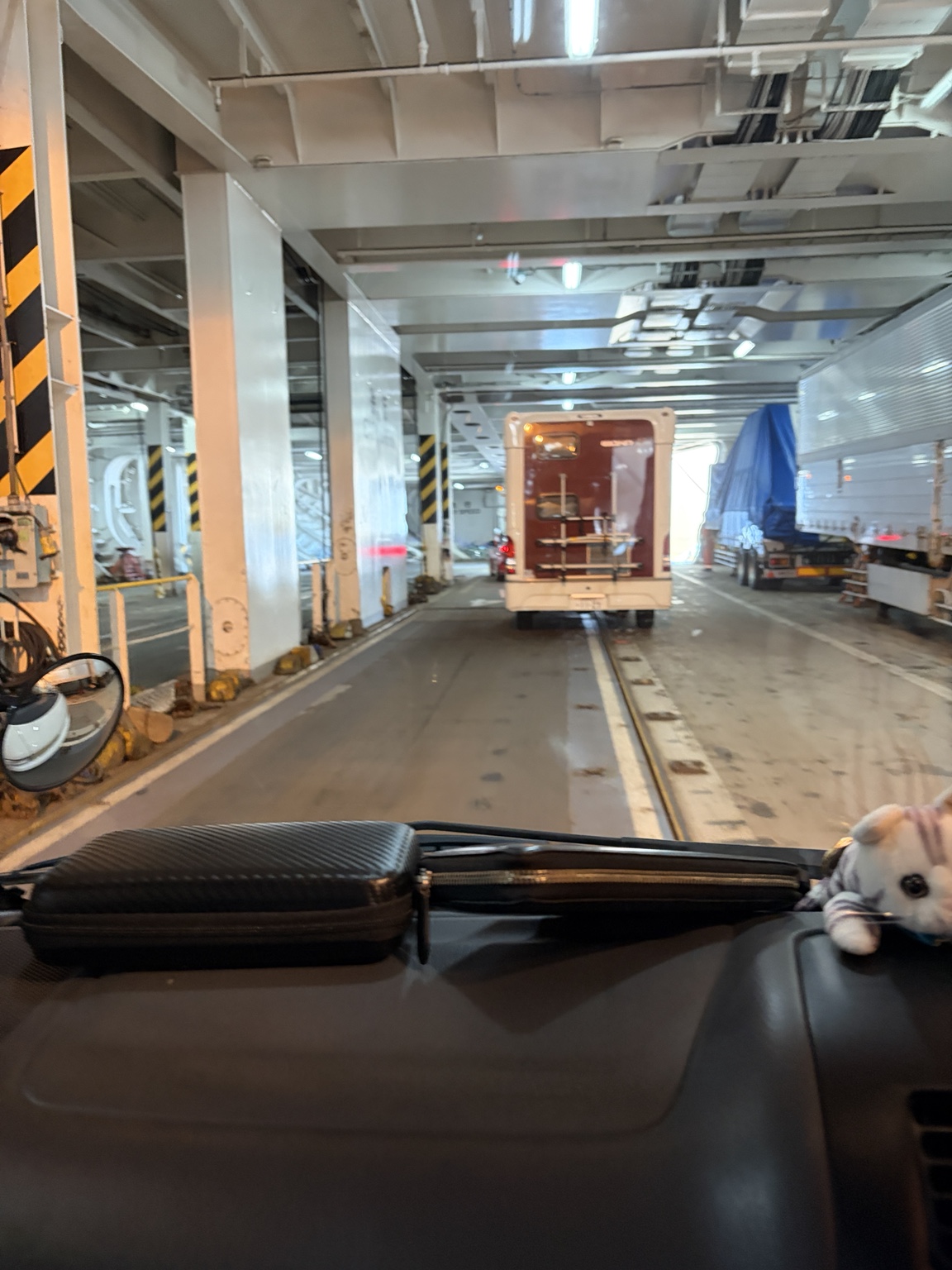 苫小牧港でフェリーから下船する車列