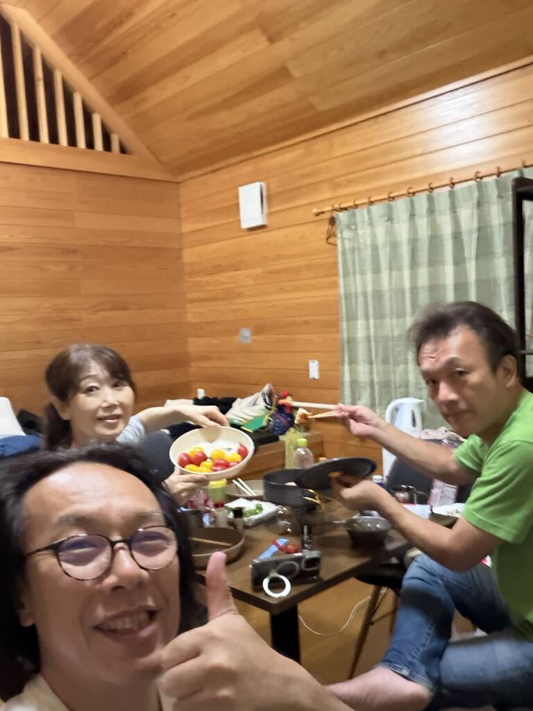 ロッジで夕食と打ち上げを楽しむ3℃の3人