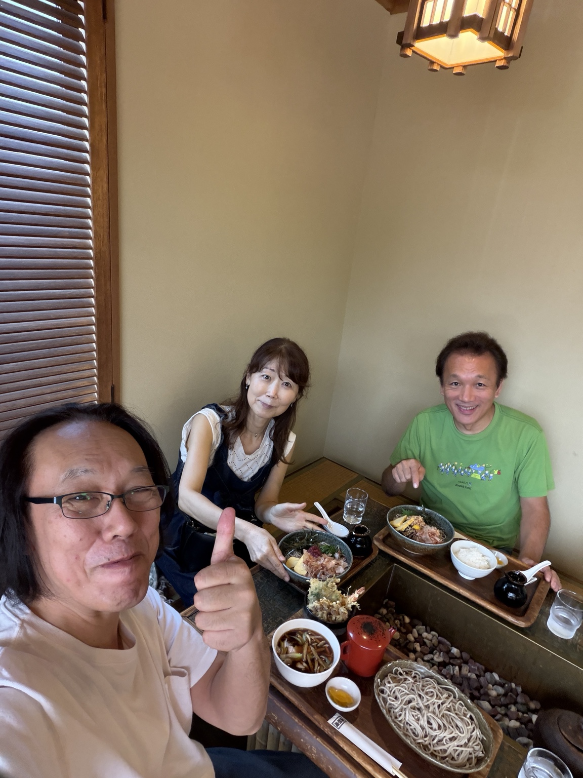 盛郎庵で蕎麦を囲む荒川とおる、山田ひかる、諏訪光風