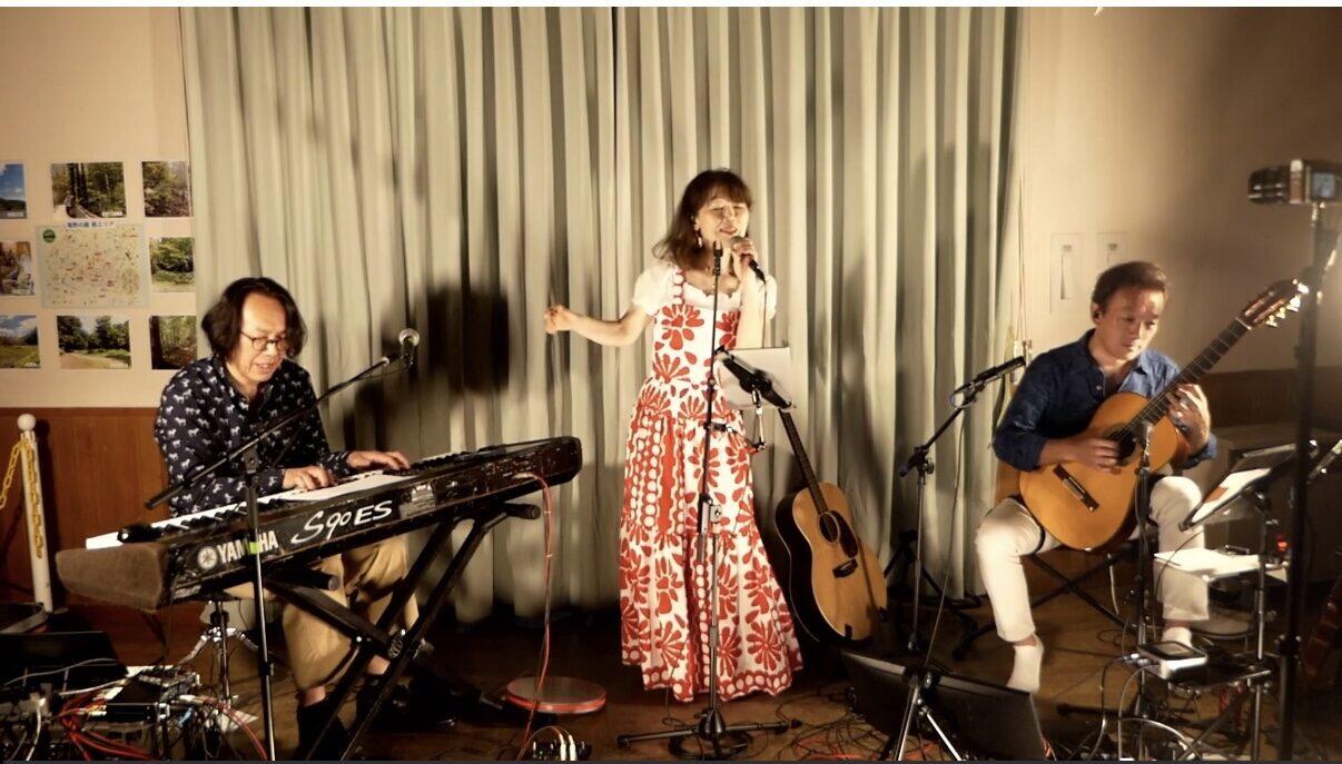 配信ライブで演奏する3℃の3人