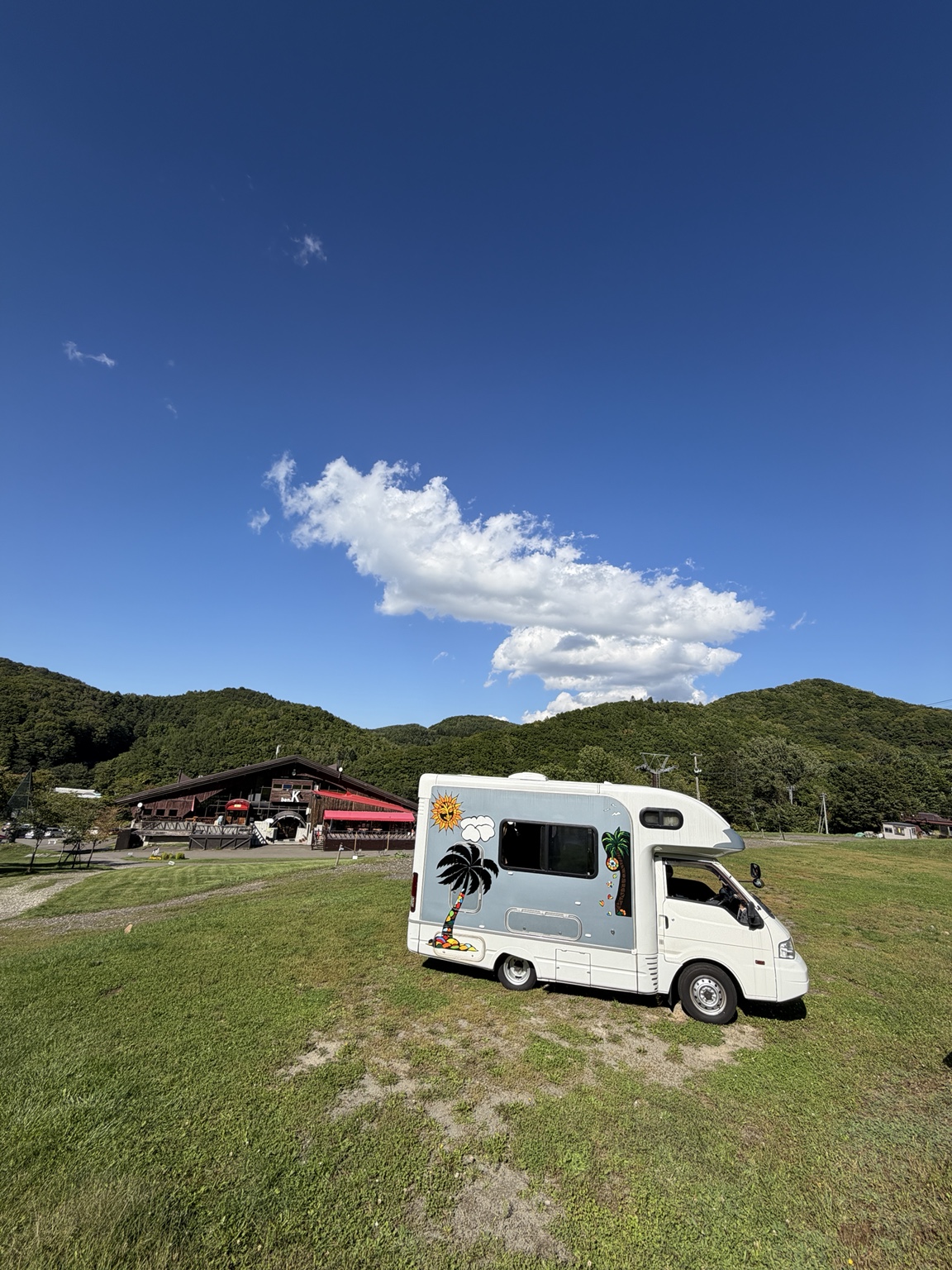 青空の盤渓キャンプ場に停めたキャンピングカー
