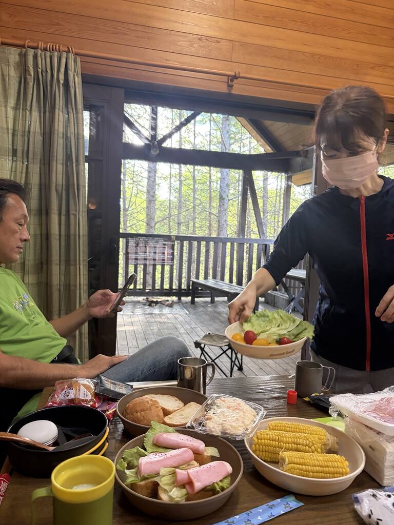 ロッジで朝ごはんを囲む諏訪光風と山田ひかる