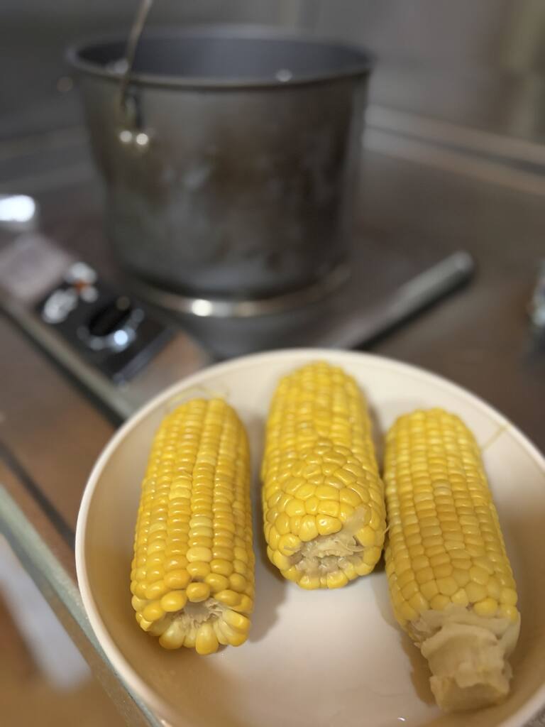 朝ごはんに用意した北海道のとうもろこし