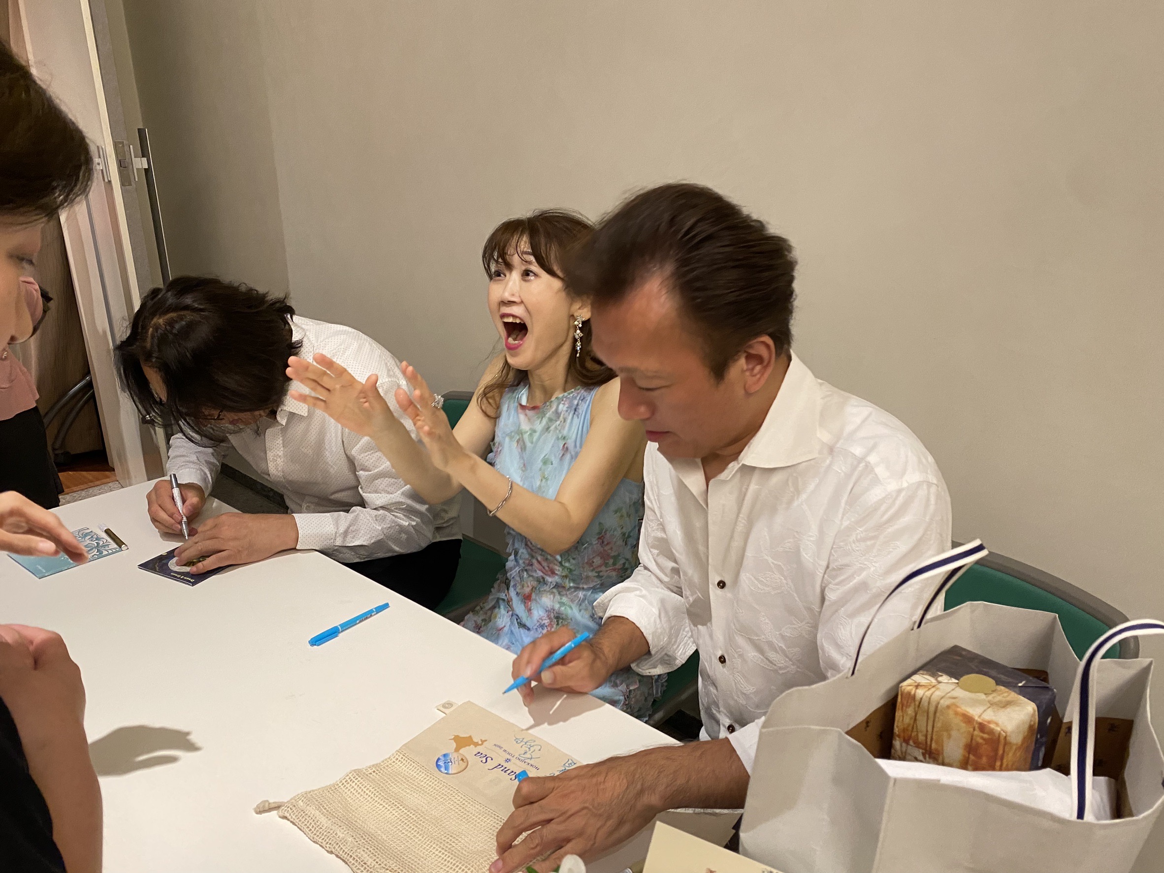本番後にお客様へサインをする3℃の3人