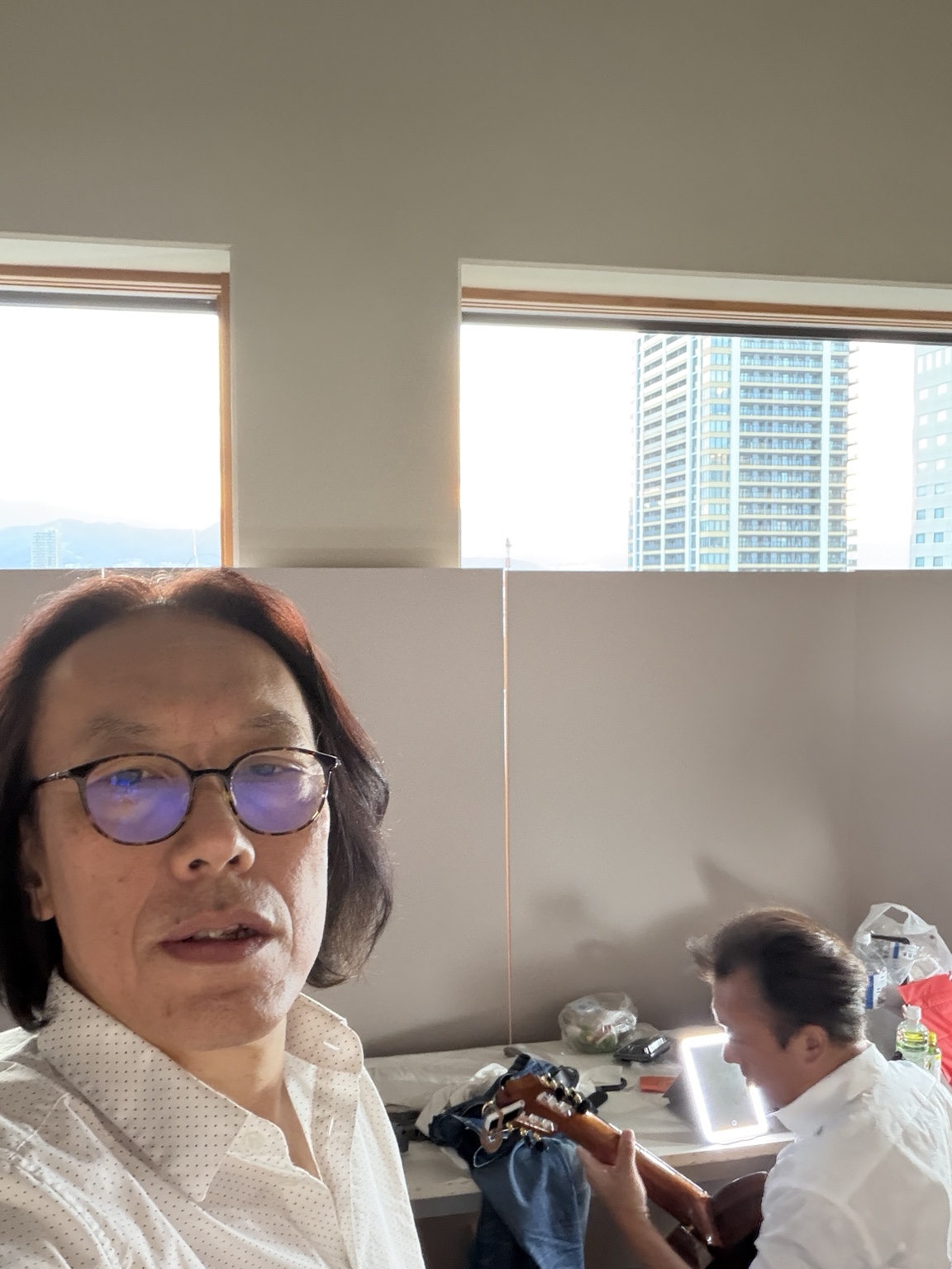 本番前の楽屋で準備をする荒川とおると諏訪光風