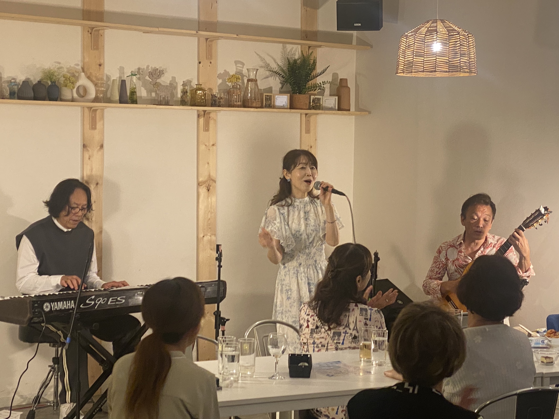 交流会で演奏する3℃ SAND SEAの3人
