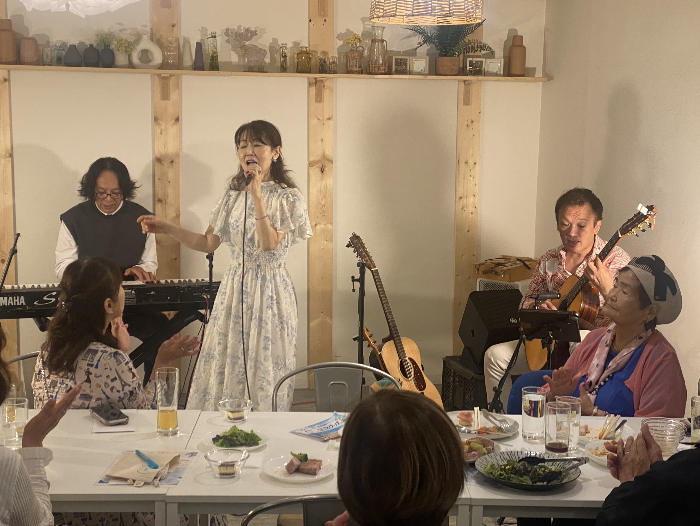 お客様の目の前で演奏する3℃ SAND SEAの3人